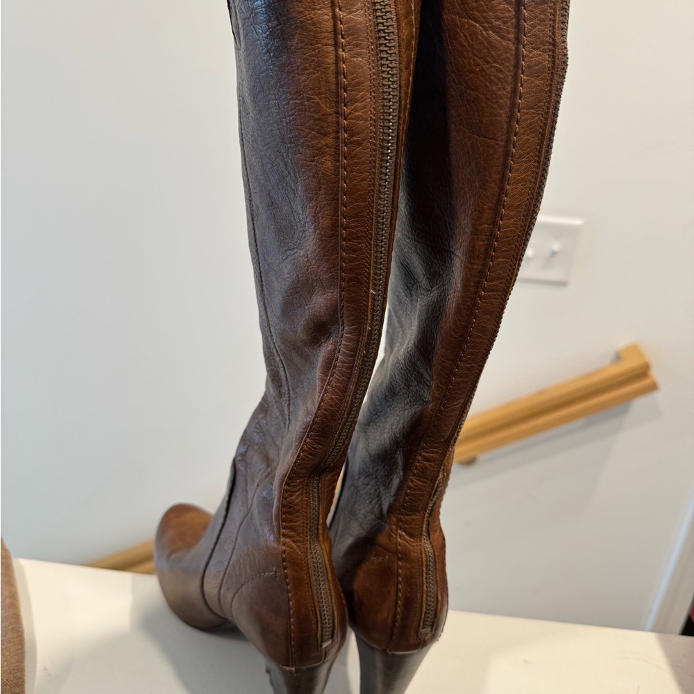 Rare Frye Marissa Slouch Heel Knee-High Medallion Boots | Cognac Leather | 6.5 - Picture 8 of 10